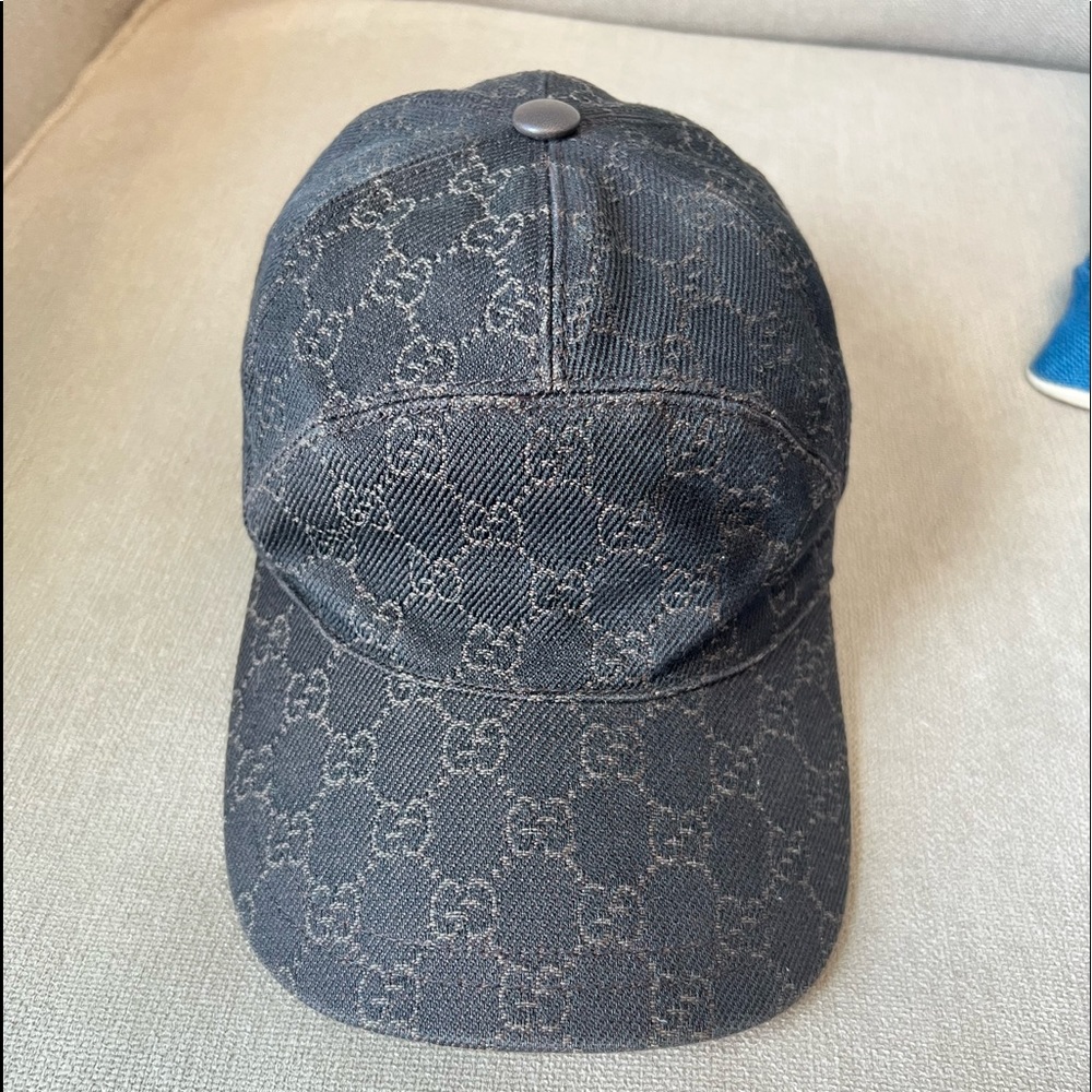 Gucci 🧢 unisex runs small